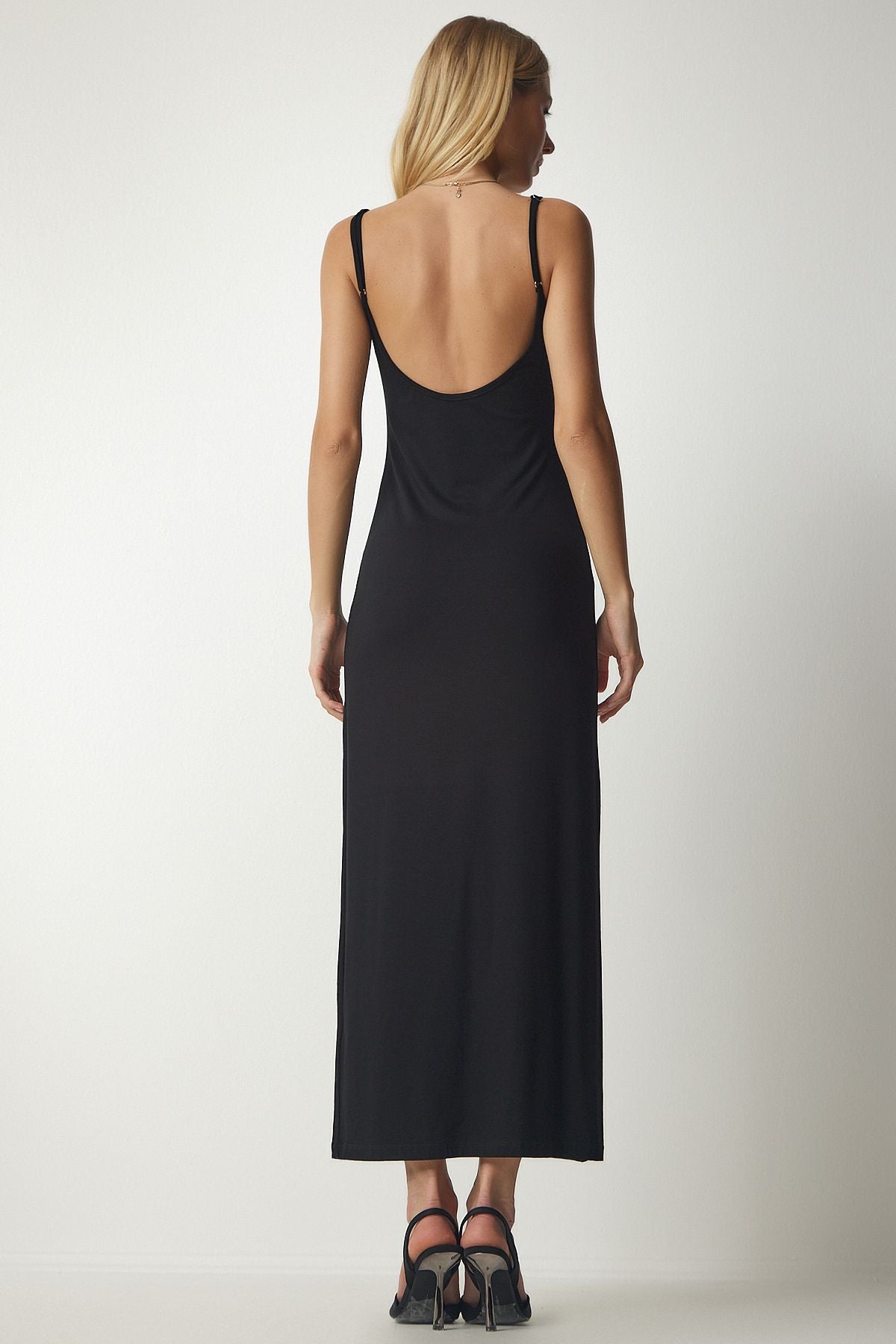 Flexible knitted dress surrounding the body with a woman black strap UB00157