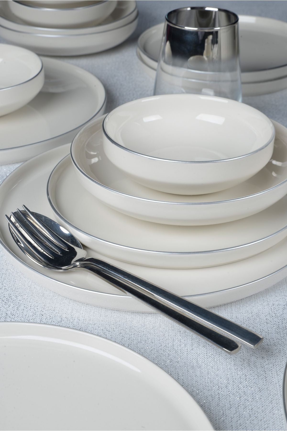 Dream Platinum Gilder 24 Piece 6 Perons Porcelain Dinner Set Broken White