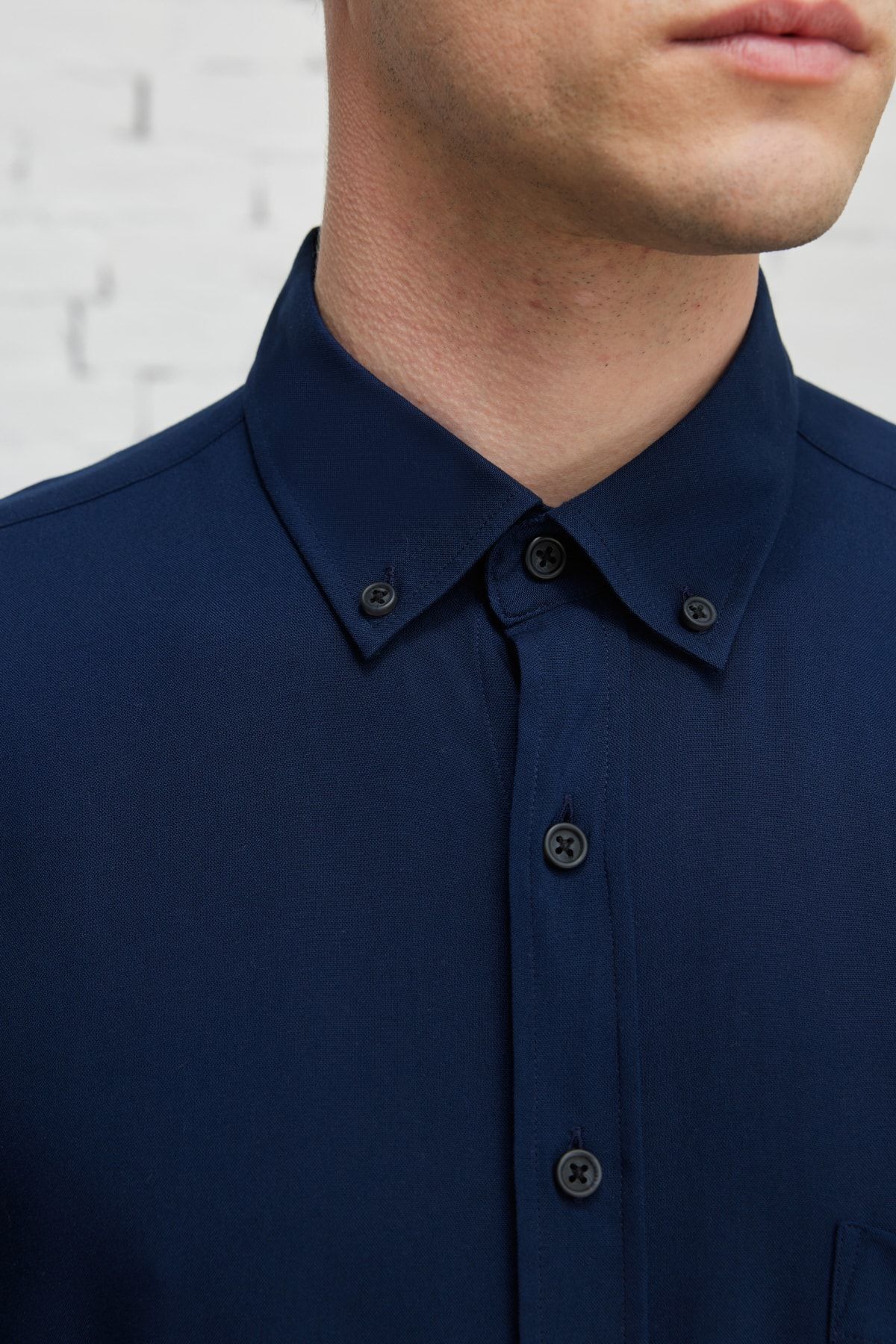 Men's navy blue slim fit narrow cut buttoned shirt with short sleeve pockets