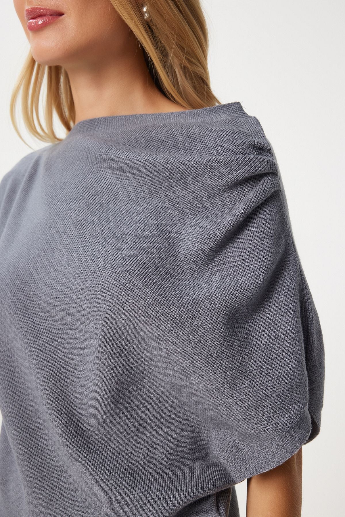 Female Gray Single Shoulder Blouse Triko Skirt Set FN03355