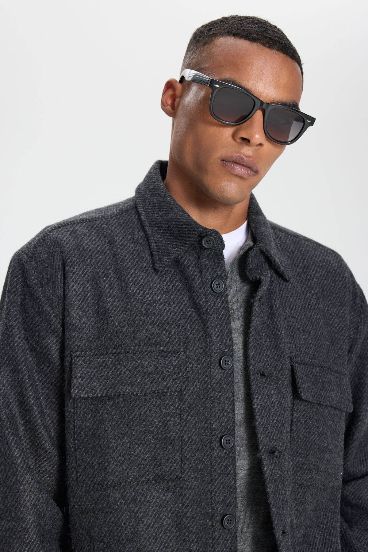 Men's anthracite overlooking the fitted wide cut hidden button collar woolen shirt