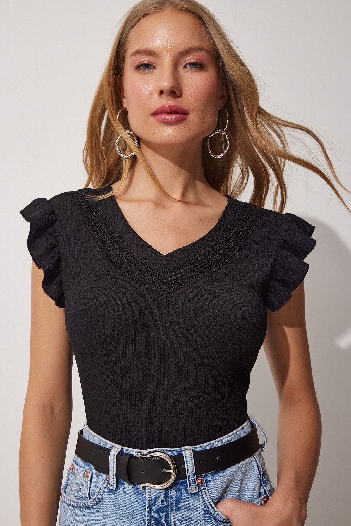 Female black guipurized flywheel V -neck knit blouse DD01184