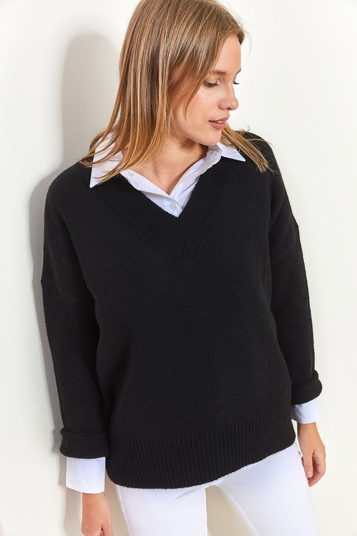 Woman V -Neck Knitwear Cossack