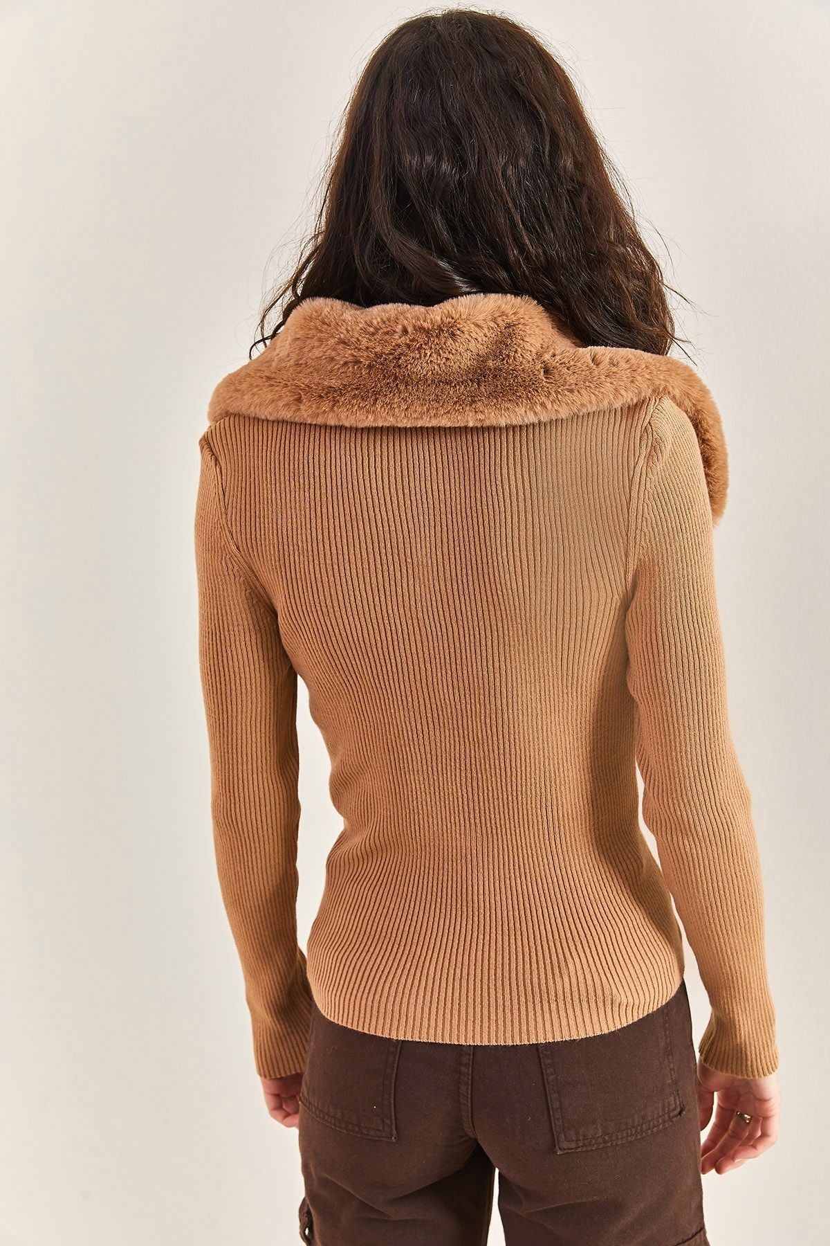 Brown female knitwear sweater with furry zipper with furry mw5729