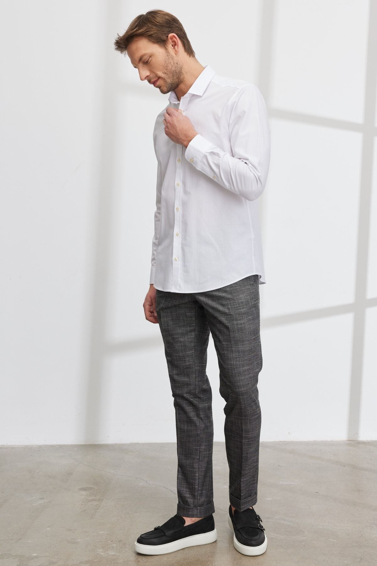 Men's black slim fit narrow cutting side pocket with plaid patterned waist tire flexible pants