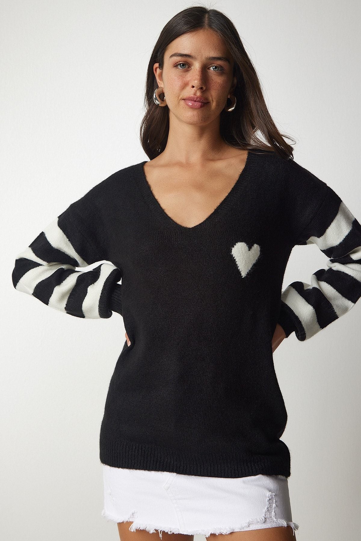 Women's black and white block colored V -neck knitwear sweater ki00092