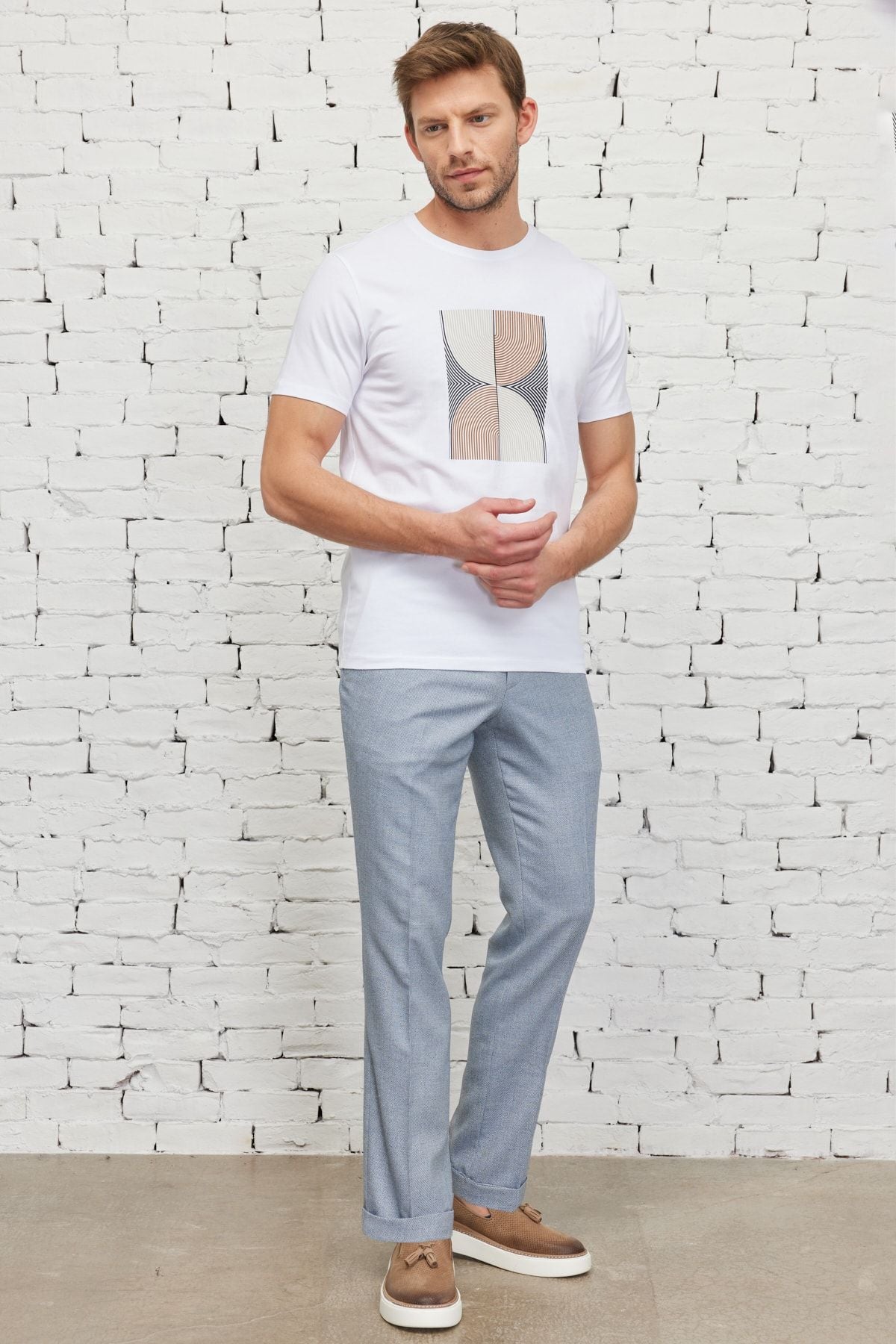 Men's white slim fit narrow cut bicycle collar printed T -shirt