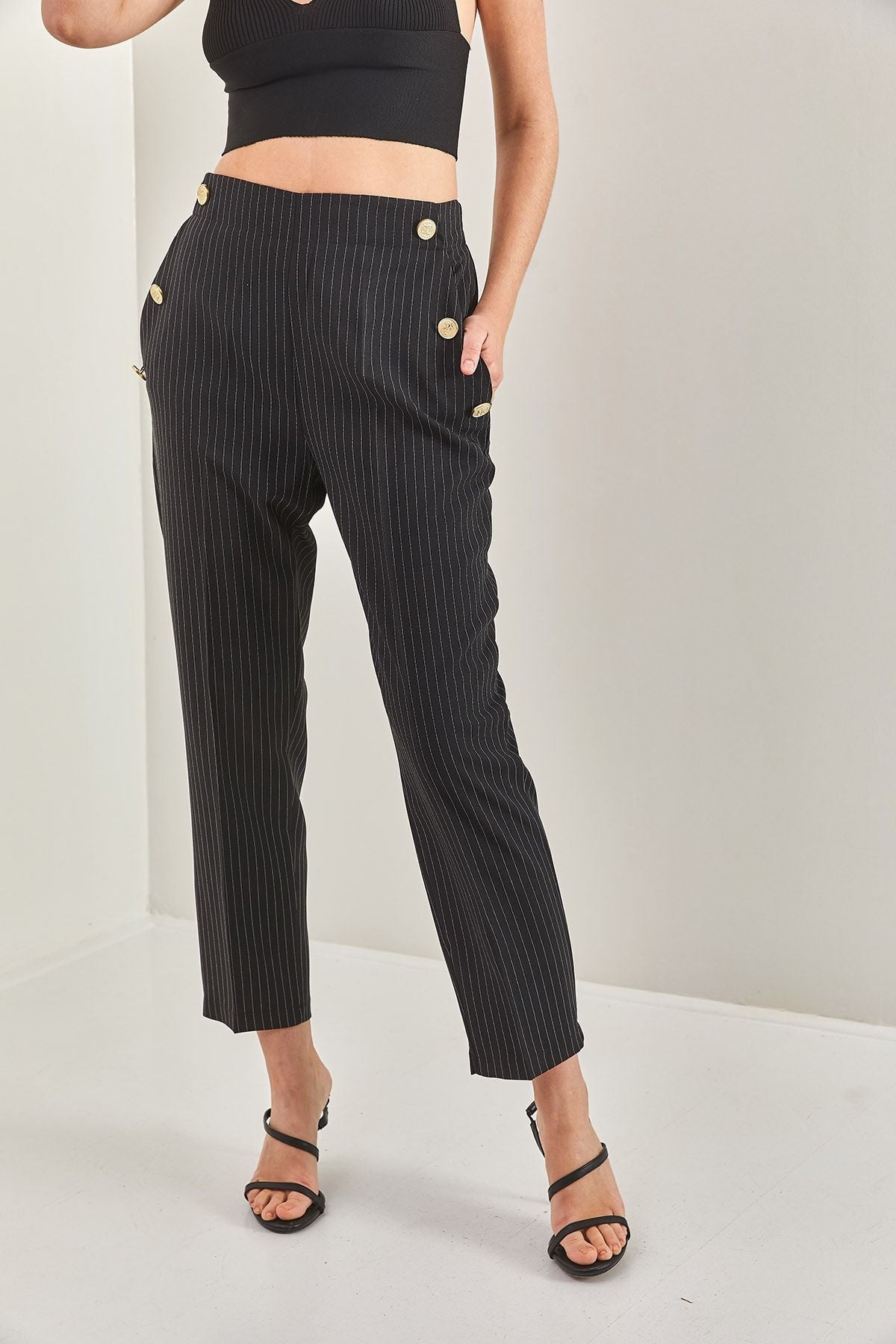 Women's pockets buttoned pants