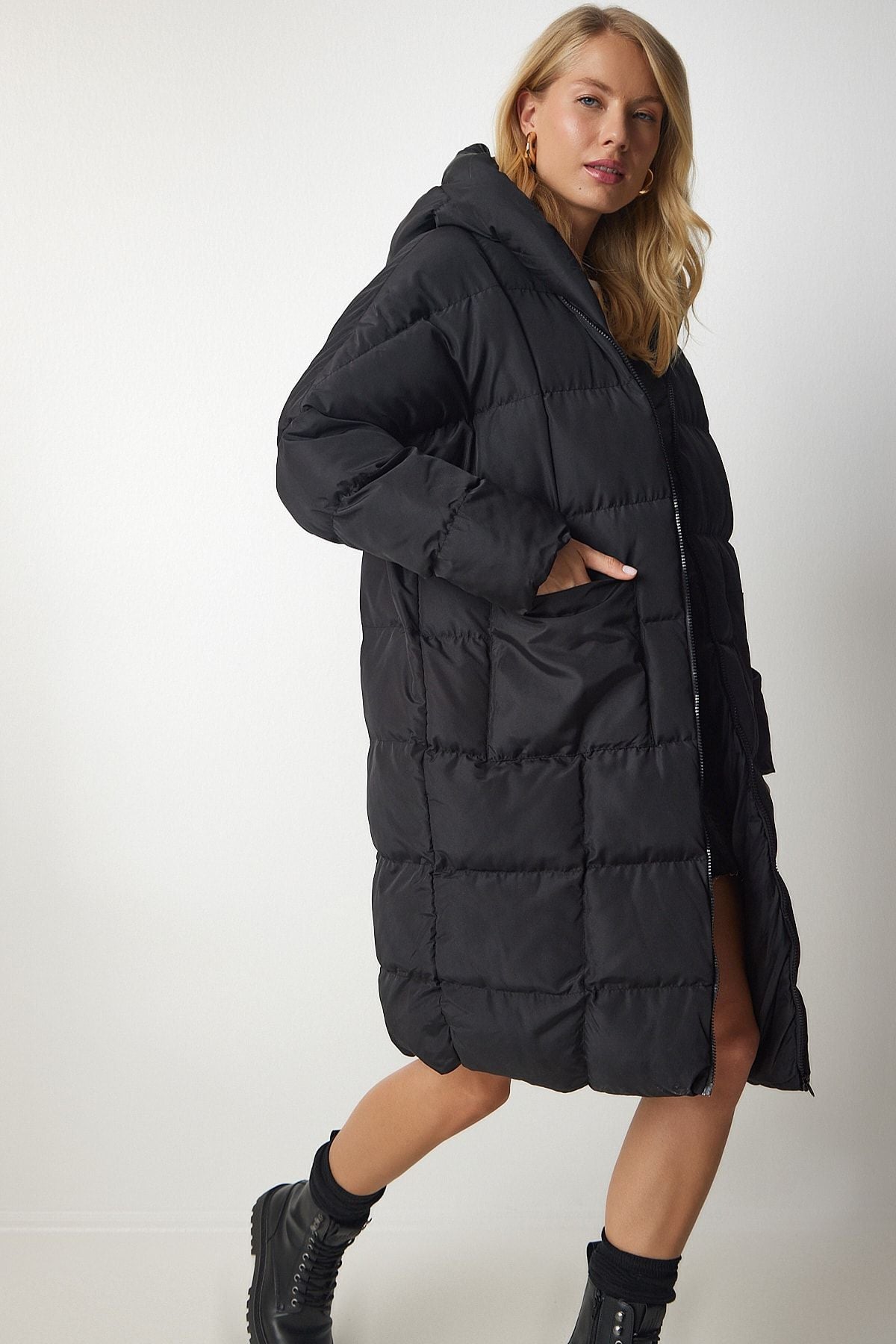 Woman black hooded oversiz swelling coat HK00027