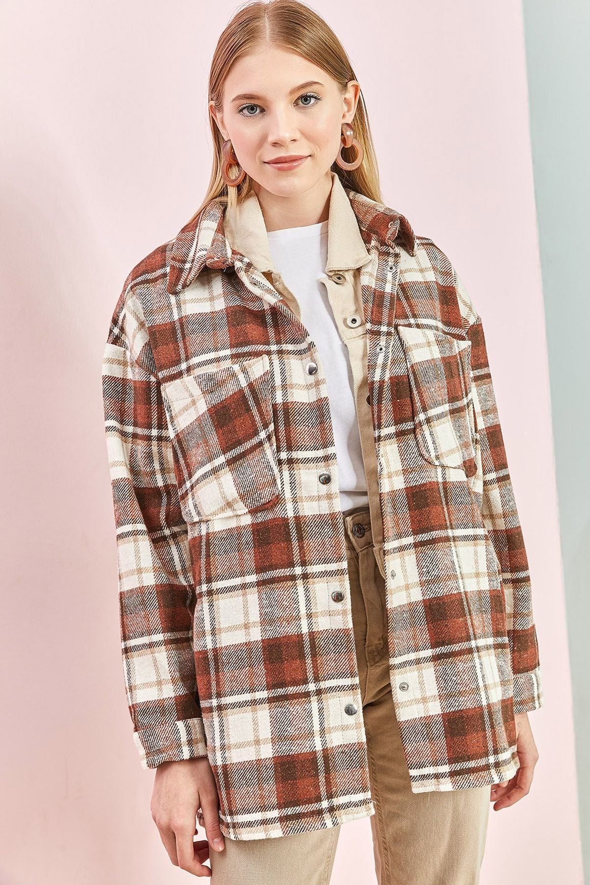 Behind the woman Rubalı plaid pattern shirt