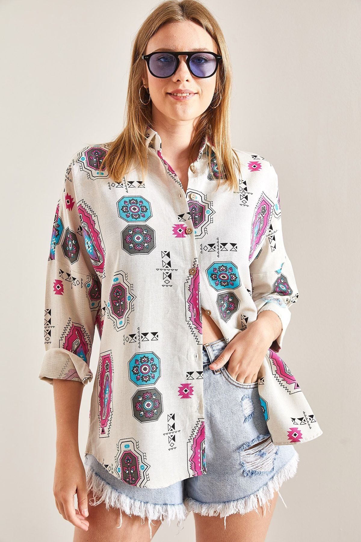 Woman Arm Folding Patterned Flax Shirt