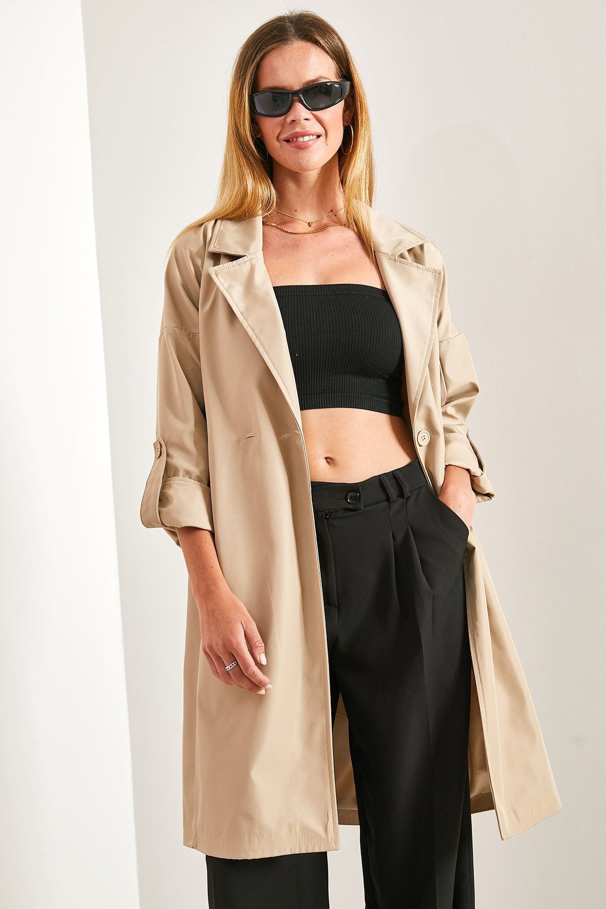 Women's arm folded belt trench coat