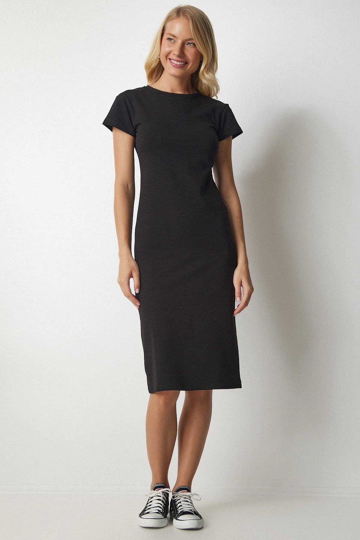 Female black short arm sitting on the body midi knitted dress to00070