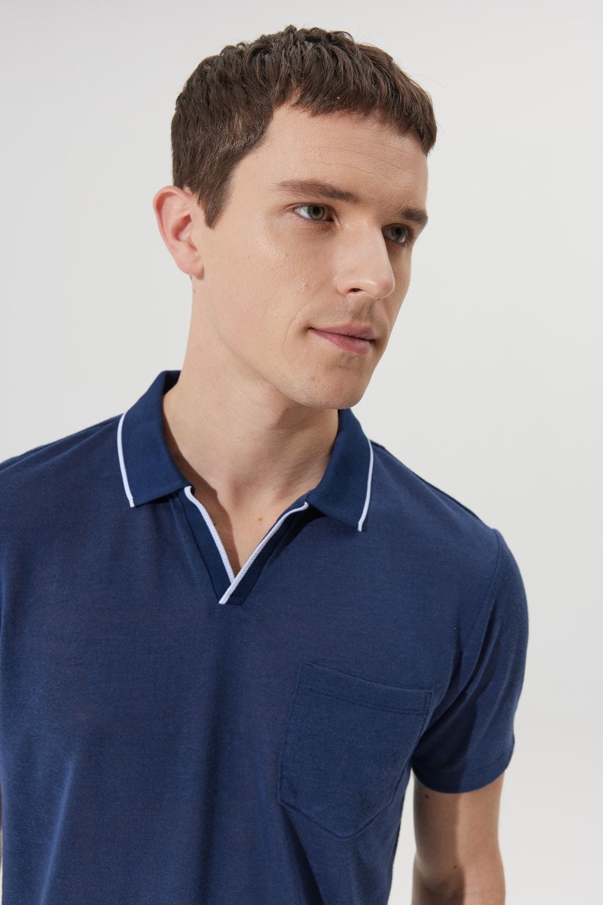 Men's navy blue slim fit narrow cut polo collar with short sleeve linen -looking T -shirt