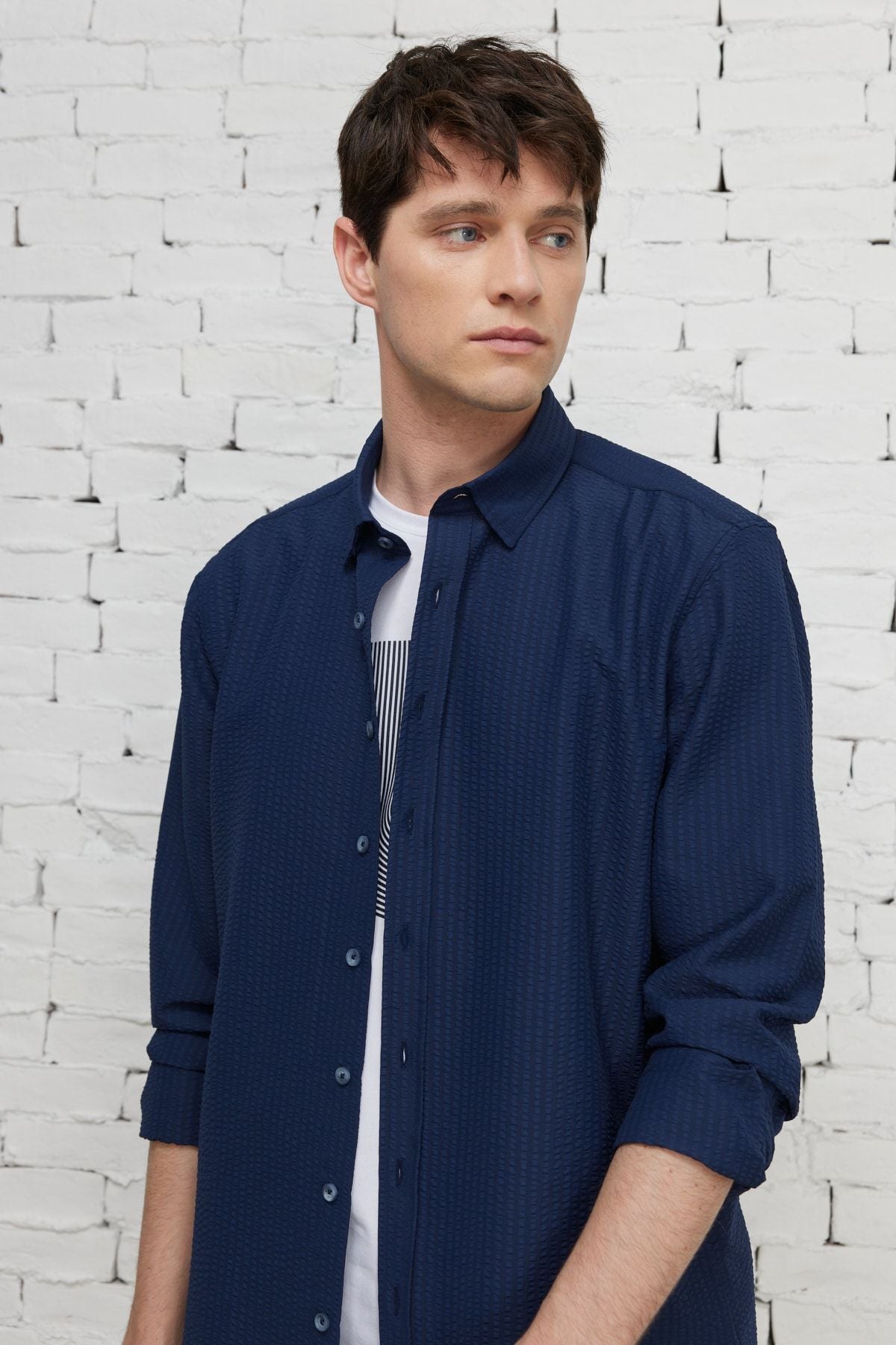 Men's navy blue ironing easy slim fit narrow cut button collar wafer patterned shirt