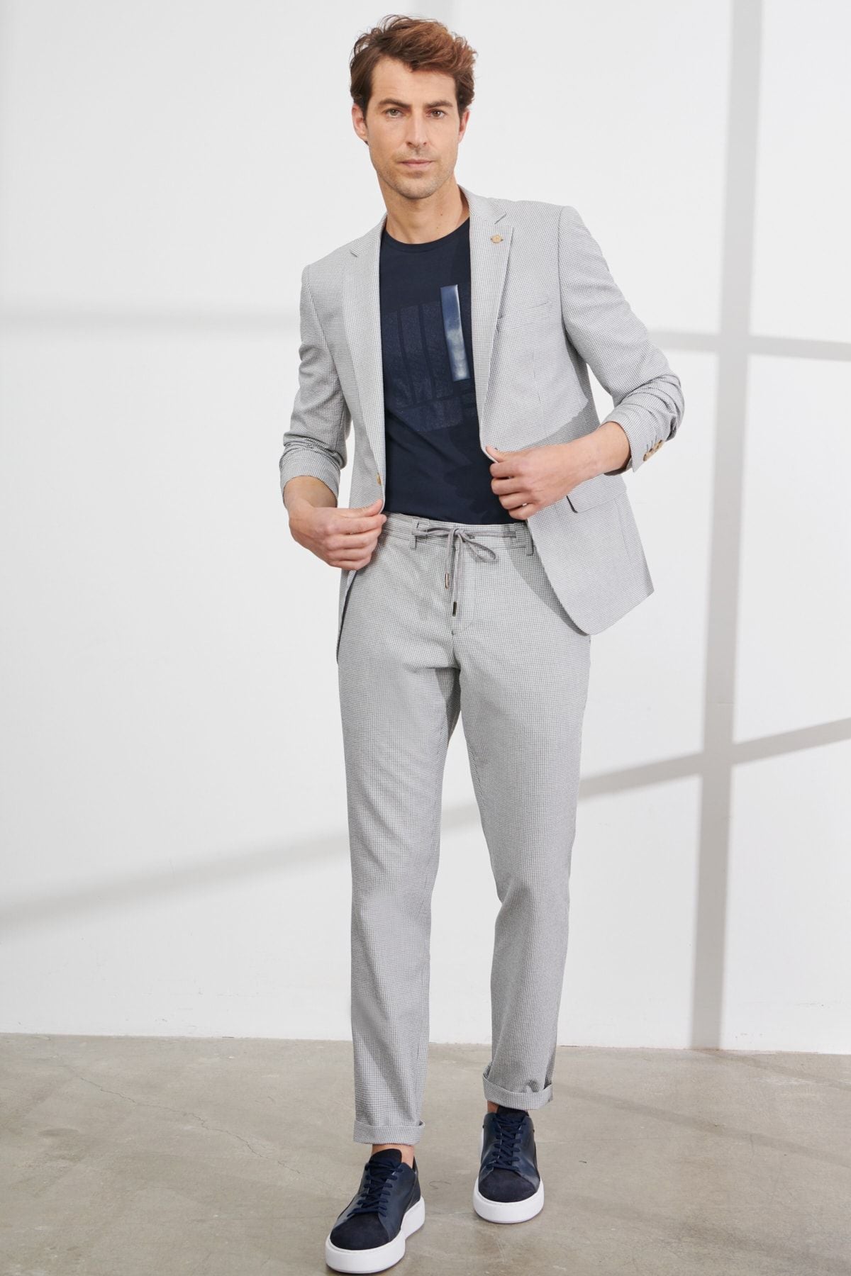 Men's gray slim fit narrow cutting mono collar wafer patterned suit suits