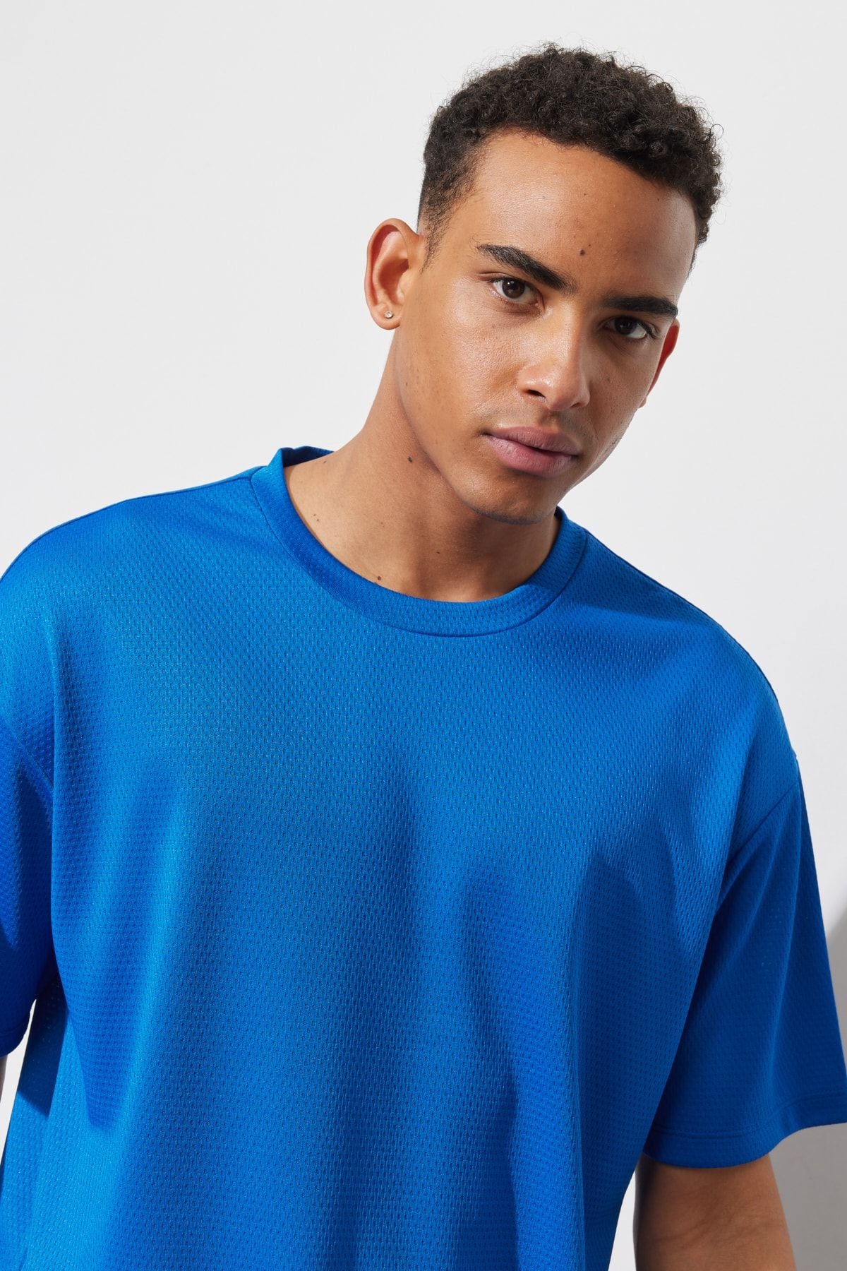Men's Saks Blue Loose Fit Bicycle Collar Soft textured Sports T -shirt
