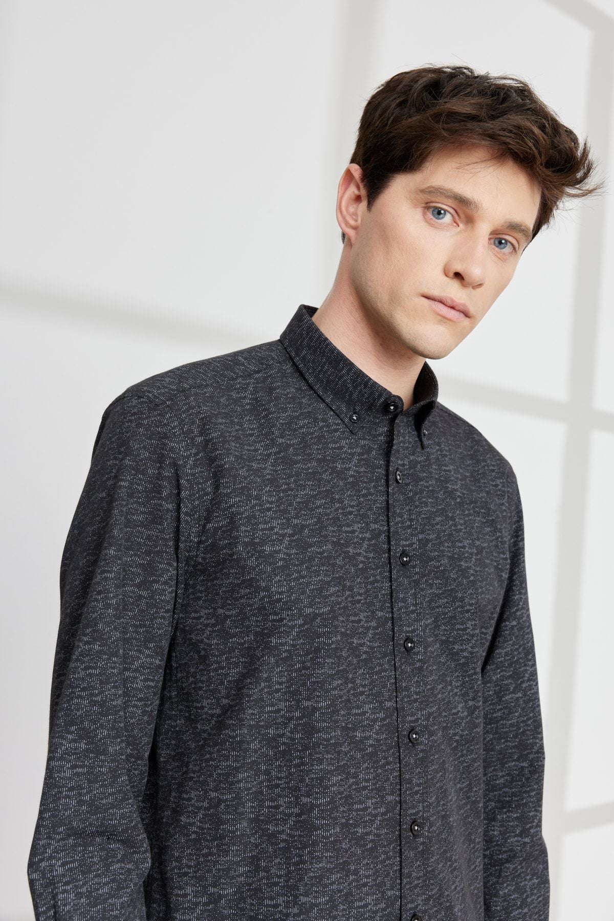 Men's white-black slim fit narrow cut buttoned collar cotton printed shirt