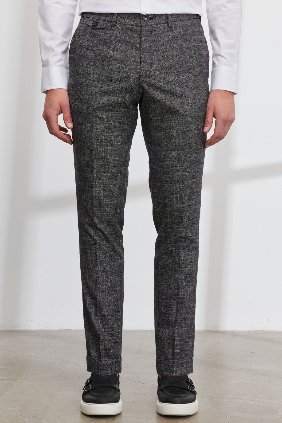 Men's black slim fit narrow cutting side pocket with plaid patterned waist tire flexible pants