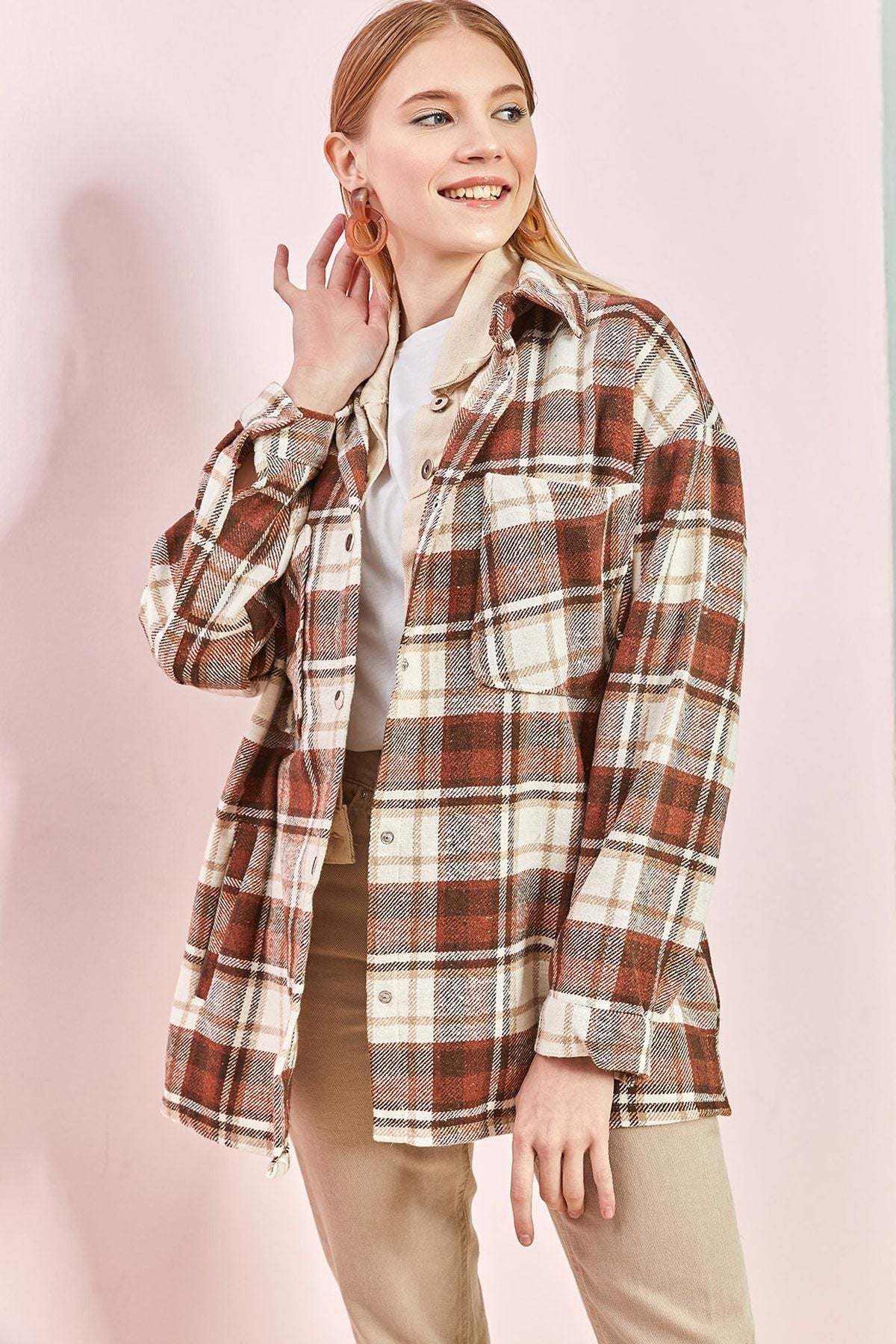 Behind the woman Rubalı plaid pattern shirt