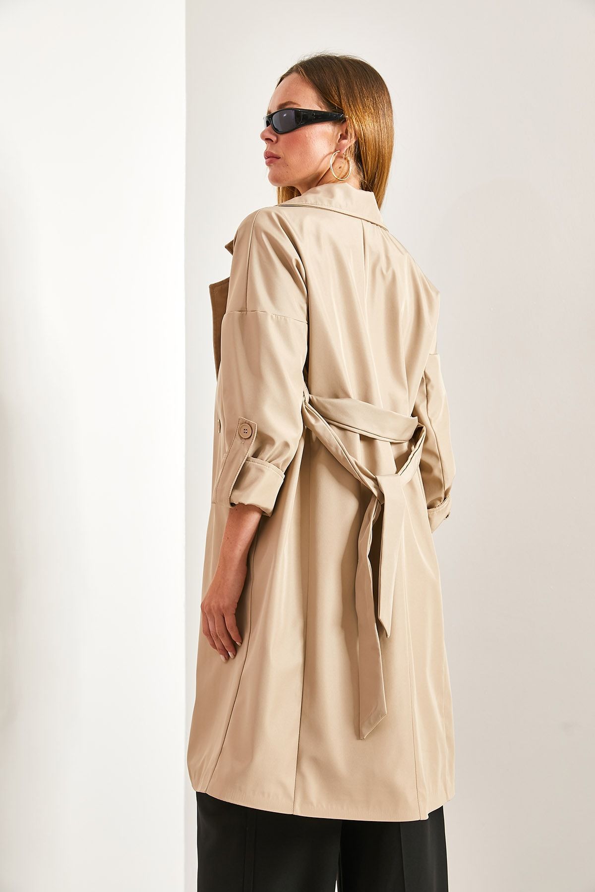 Women's arm folded belt trench coat