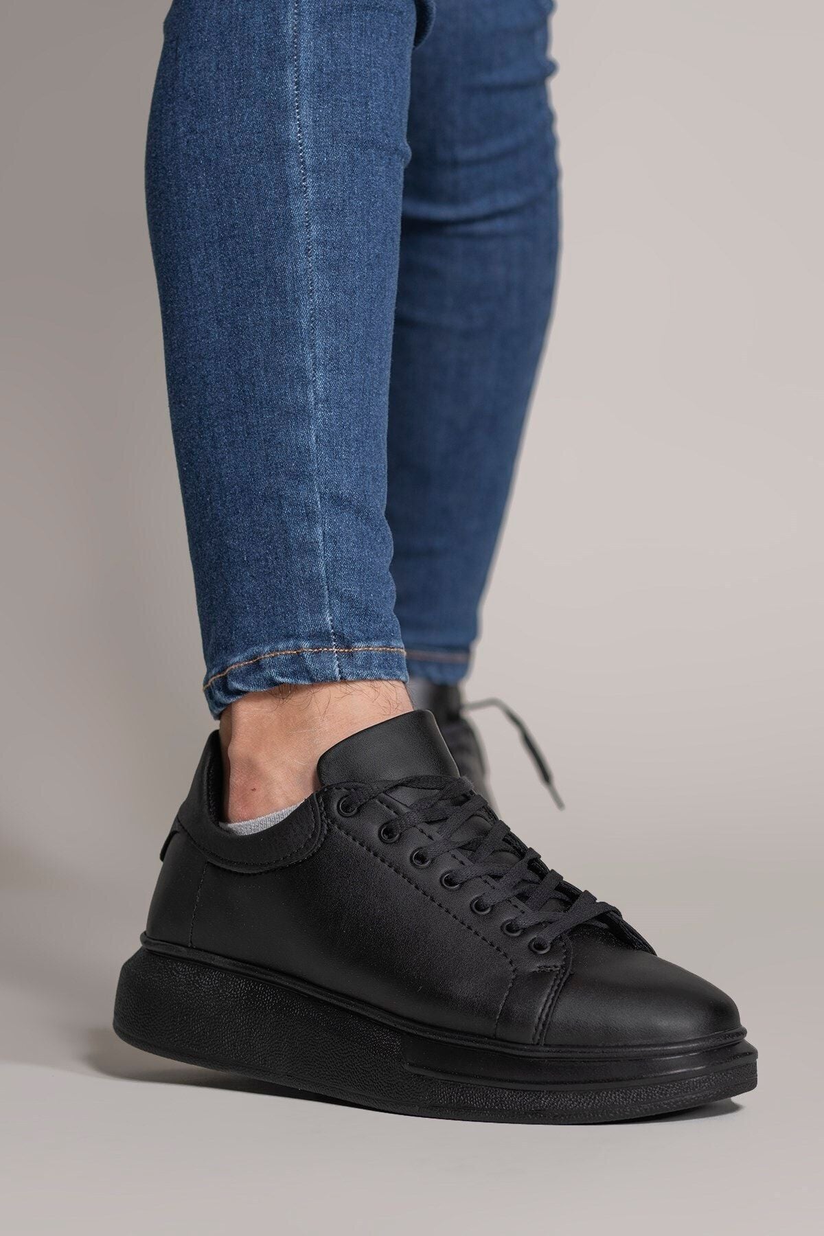 Men's black sneaker