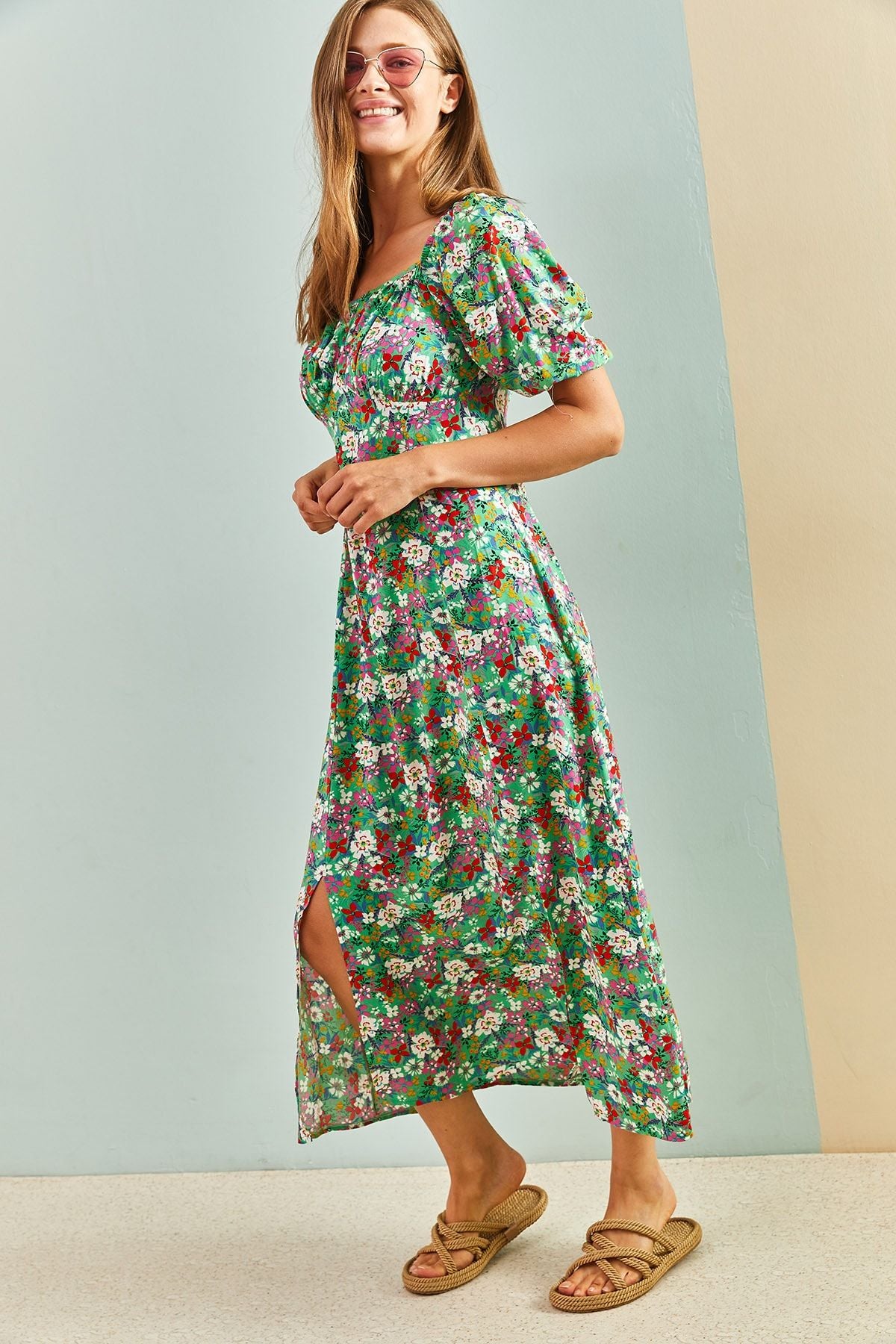 Woman Madonna collar flower patterned dress