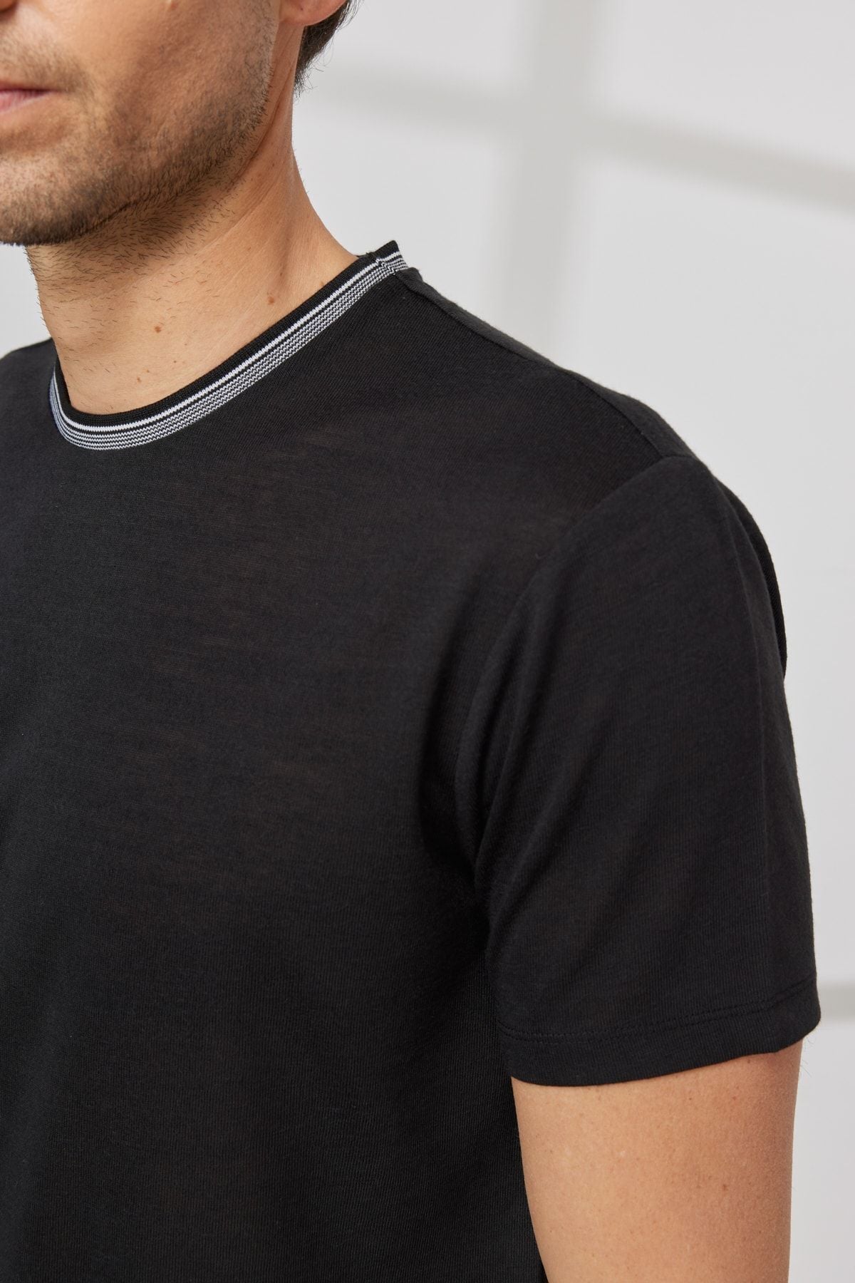 Men's black slim fit narrow cut bike bike collar linen -looking T -shirt