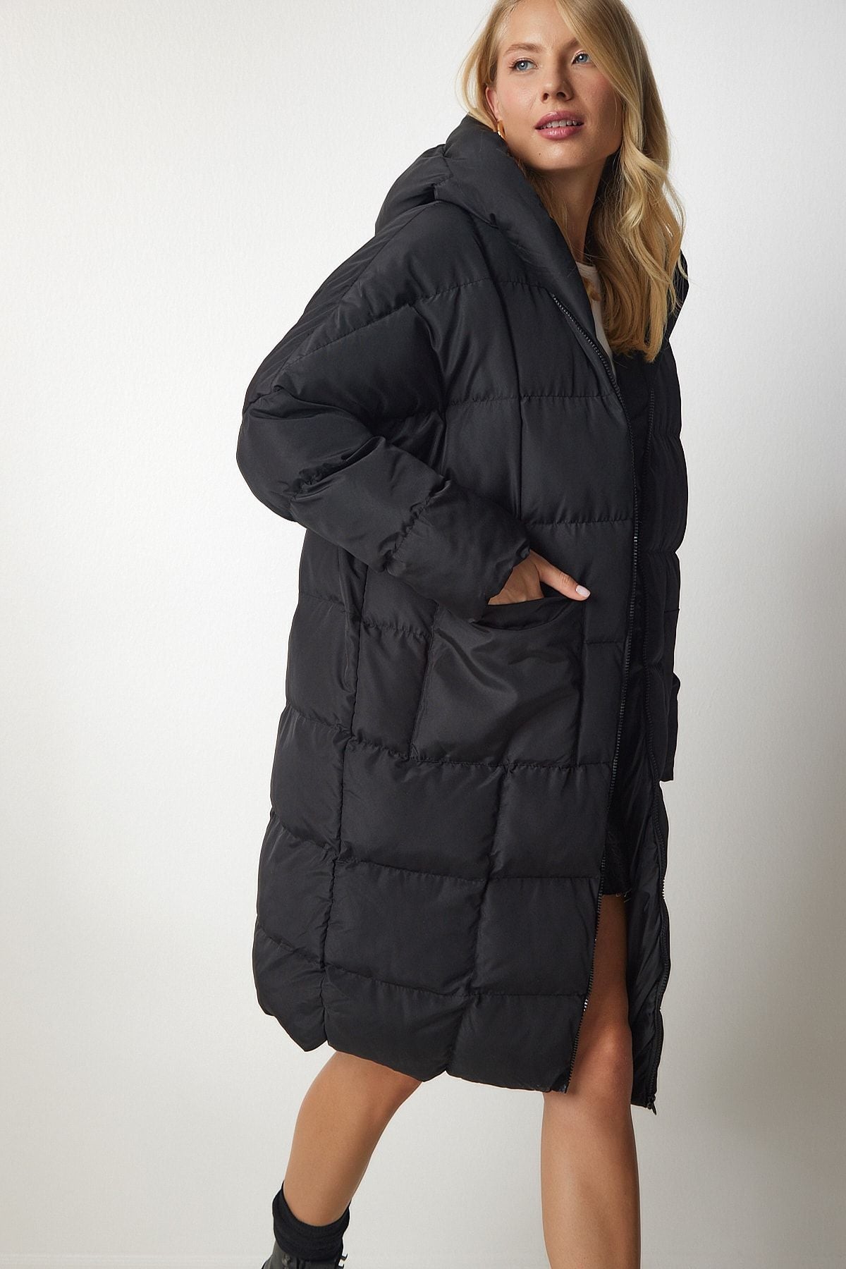 Woman black hooded oversiz swelling coat HK00027