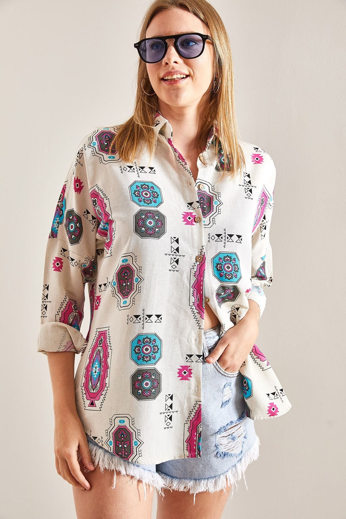 Woman Arm Folding Patterned Flax Shirt