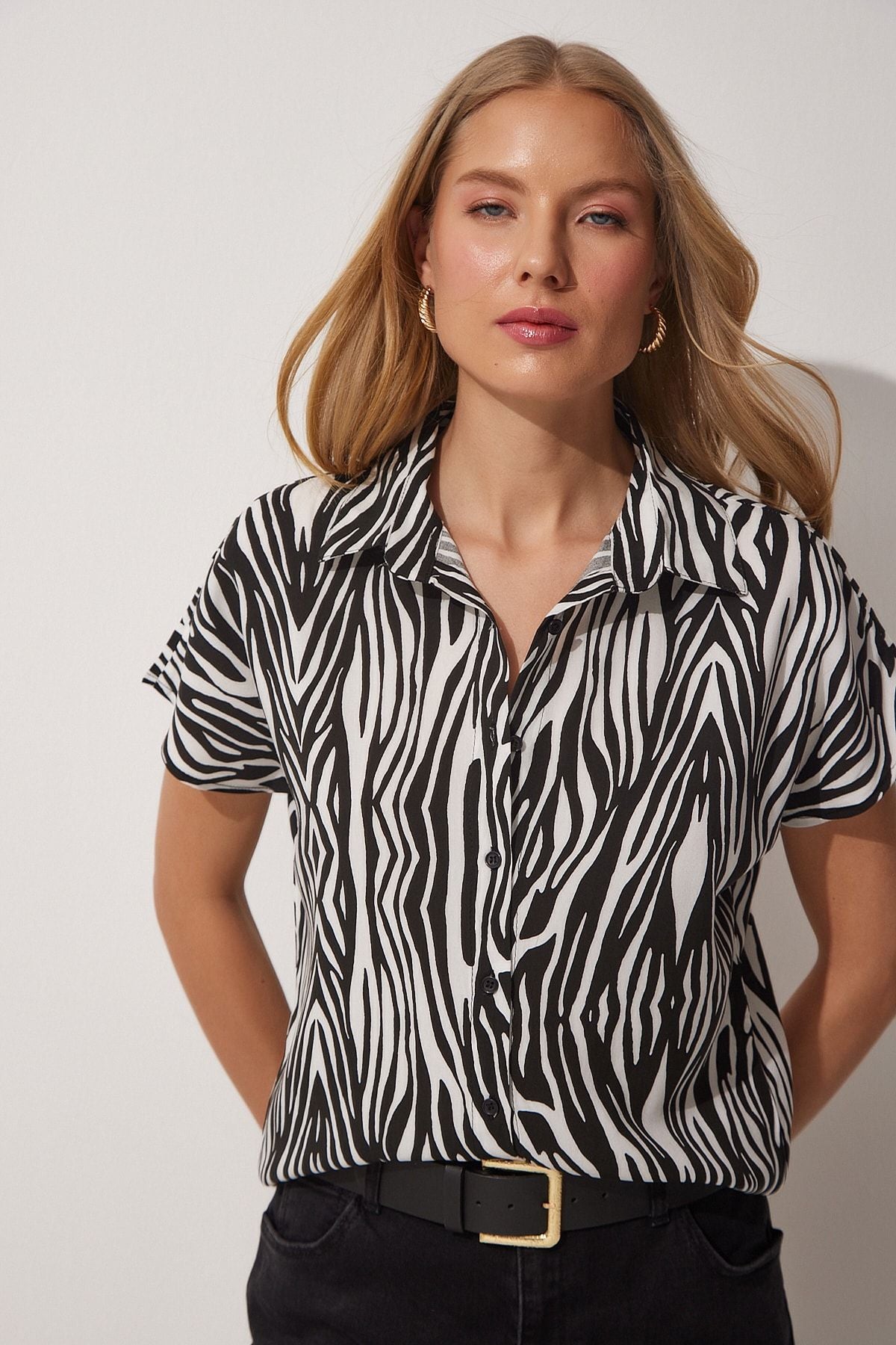 Female Black White Flower Patterned Short Sleeve viscose shirt BH00408