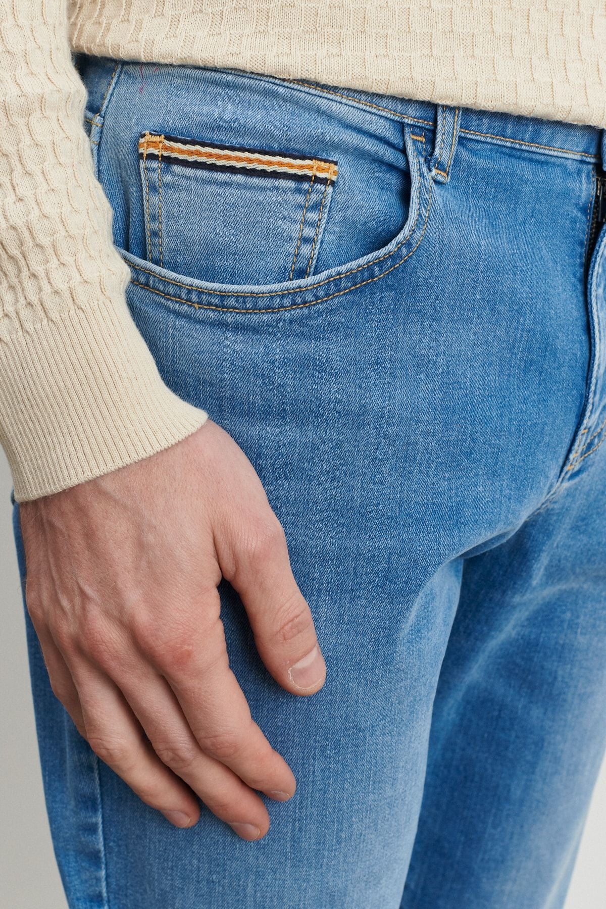 Normal waist narrow trotter slim fit narrow cut light blue flexible male pants 4a0123200014