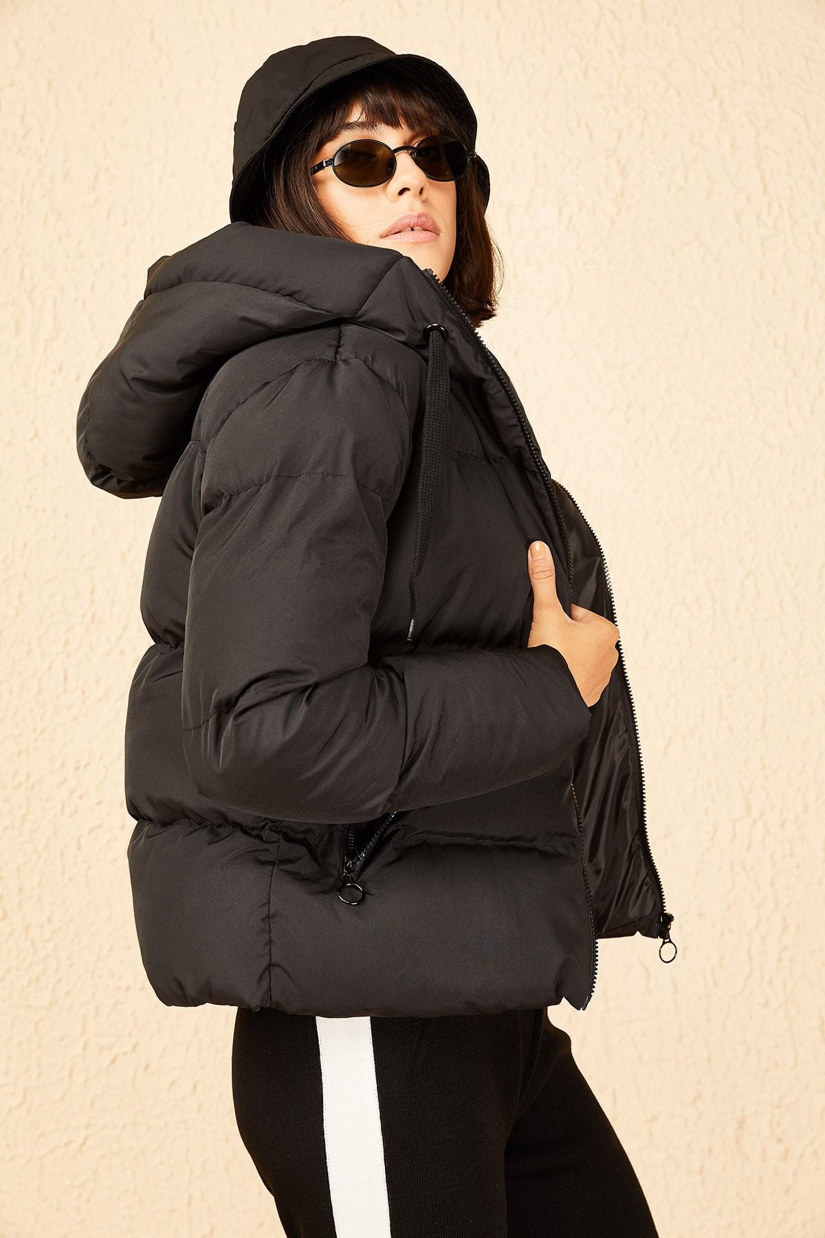 Female black hooded swelling coat 10141018