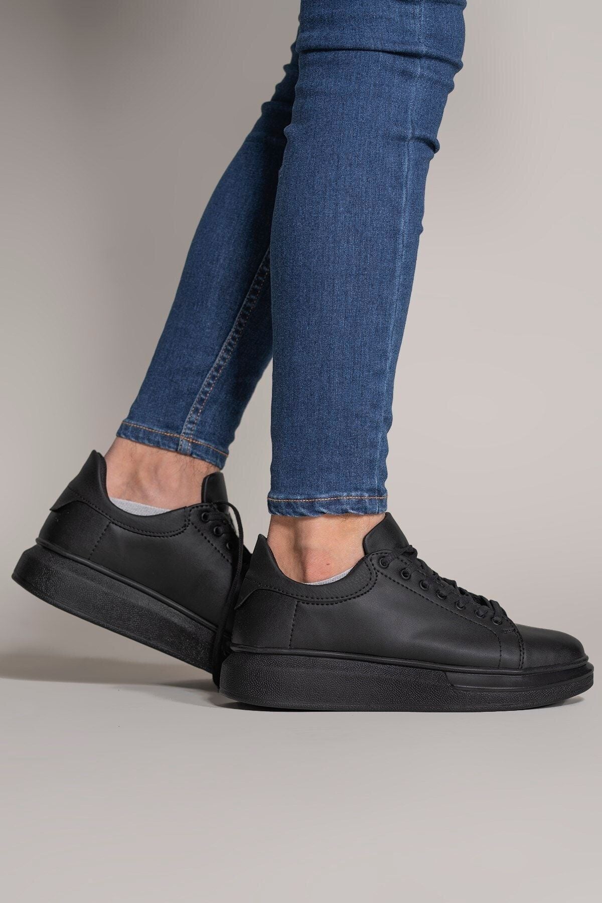 Men's black sneaker