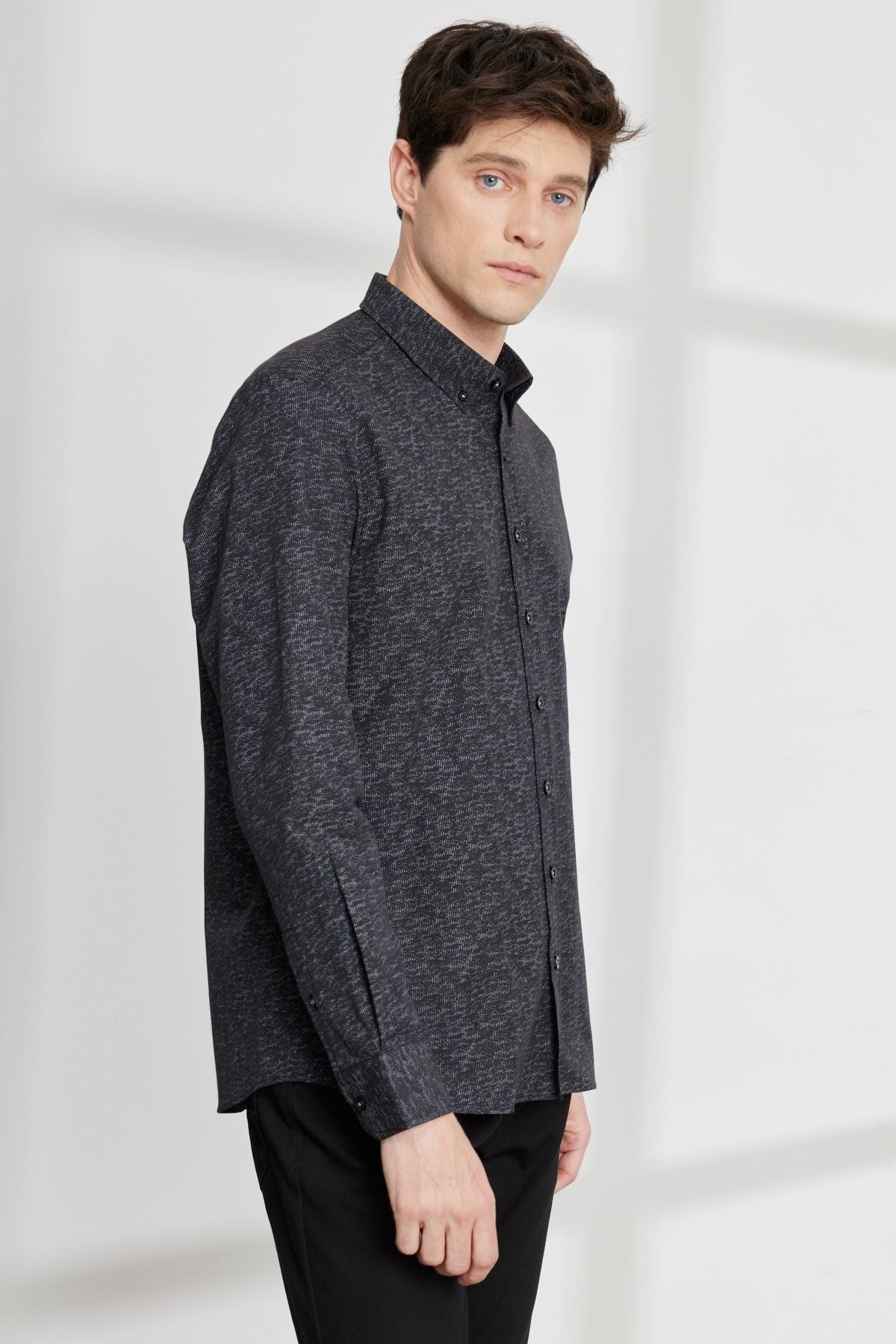 Men's white-black slim fit narrow cut buttoned collar cotton printed shirt