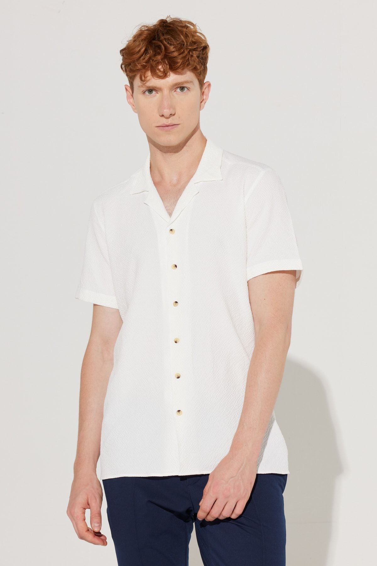 Men's white slim fit narrow cut classic collar short sleeve shirt