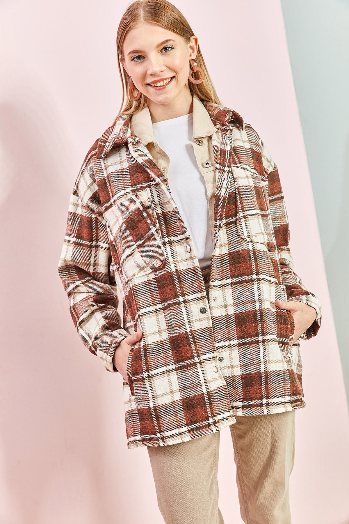 Behind the woman Rubalı plaid pattern shirt