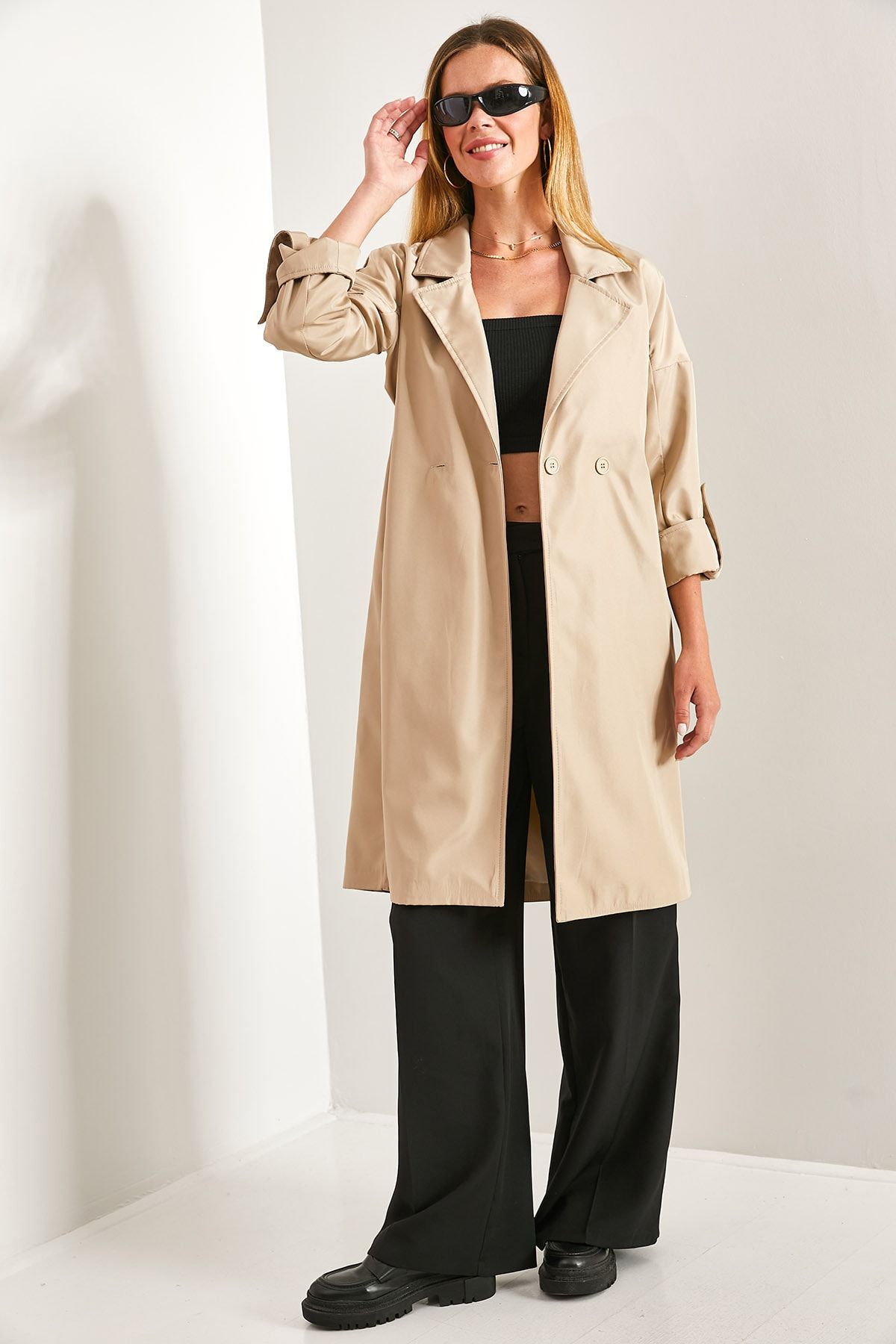 Women's arm folded belt trench coat