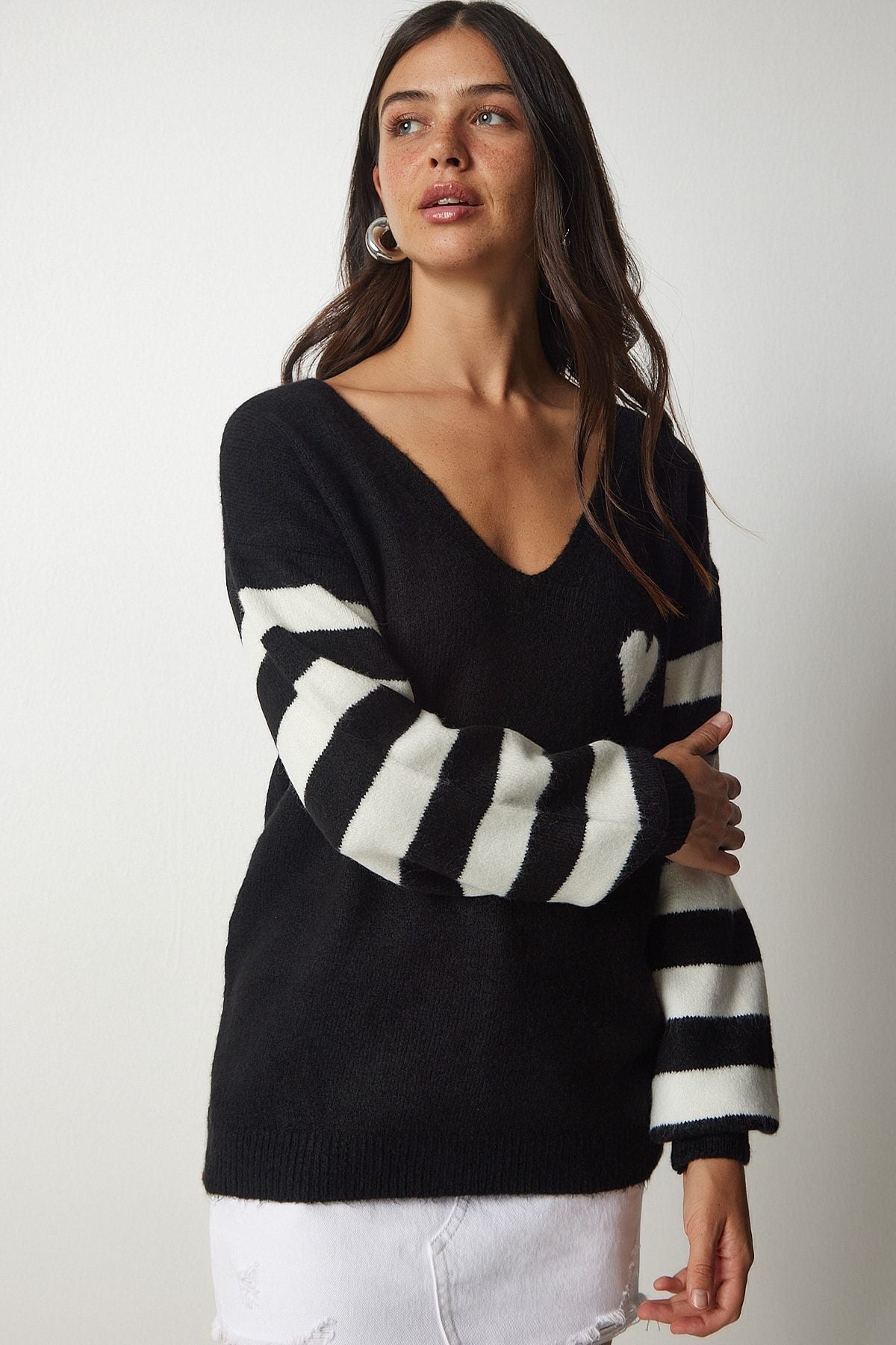 Women's black and white block colored V -neck knitwear sweater ki00092