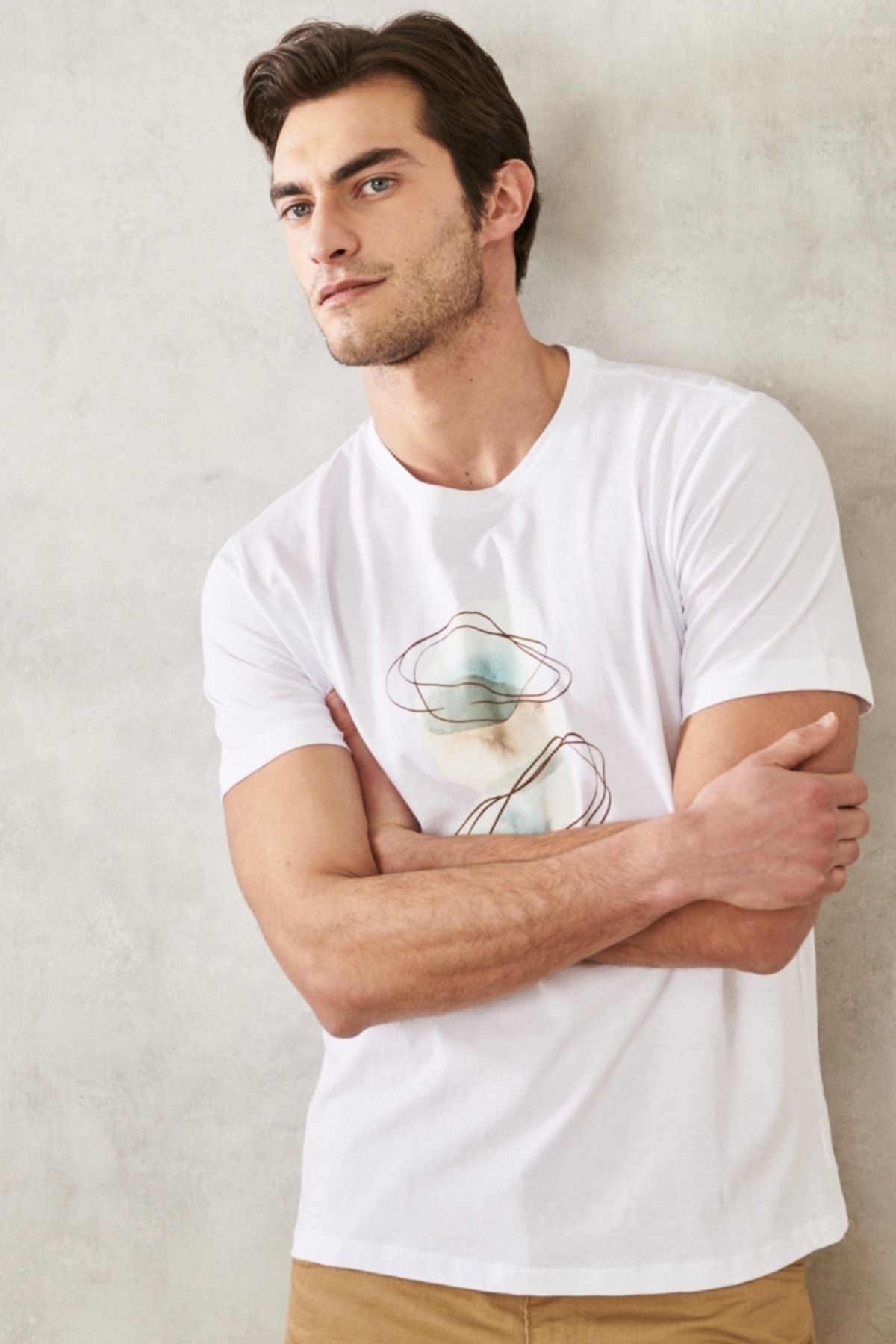 Men's white slim fit narrow cut 100 %cotton bike collar printed T -shirt
