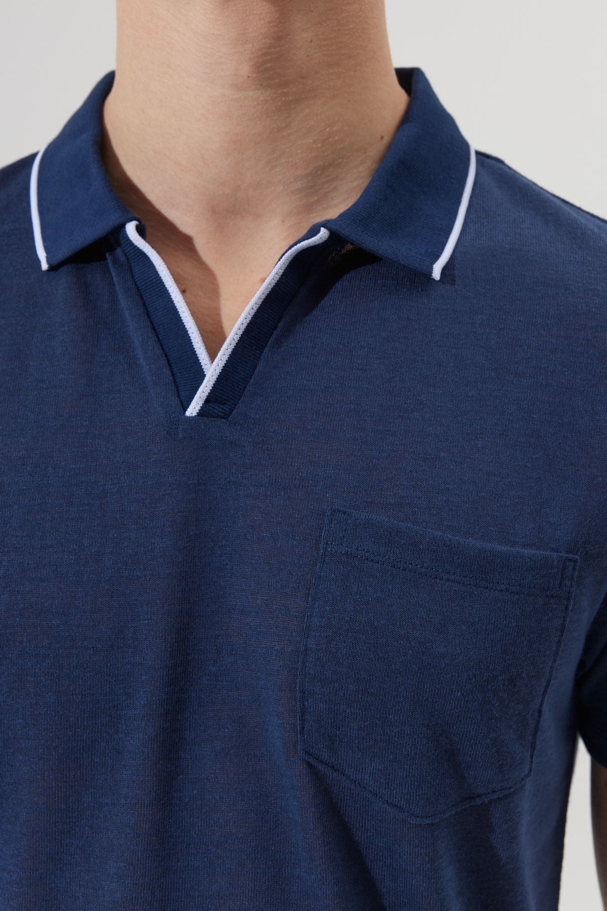 Men's navy blue slim fit narrow cut polo collar with short sleeve linen -looking T -shirt