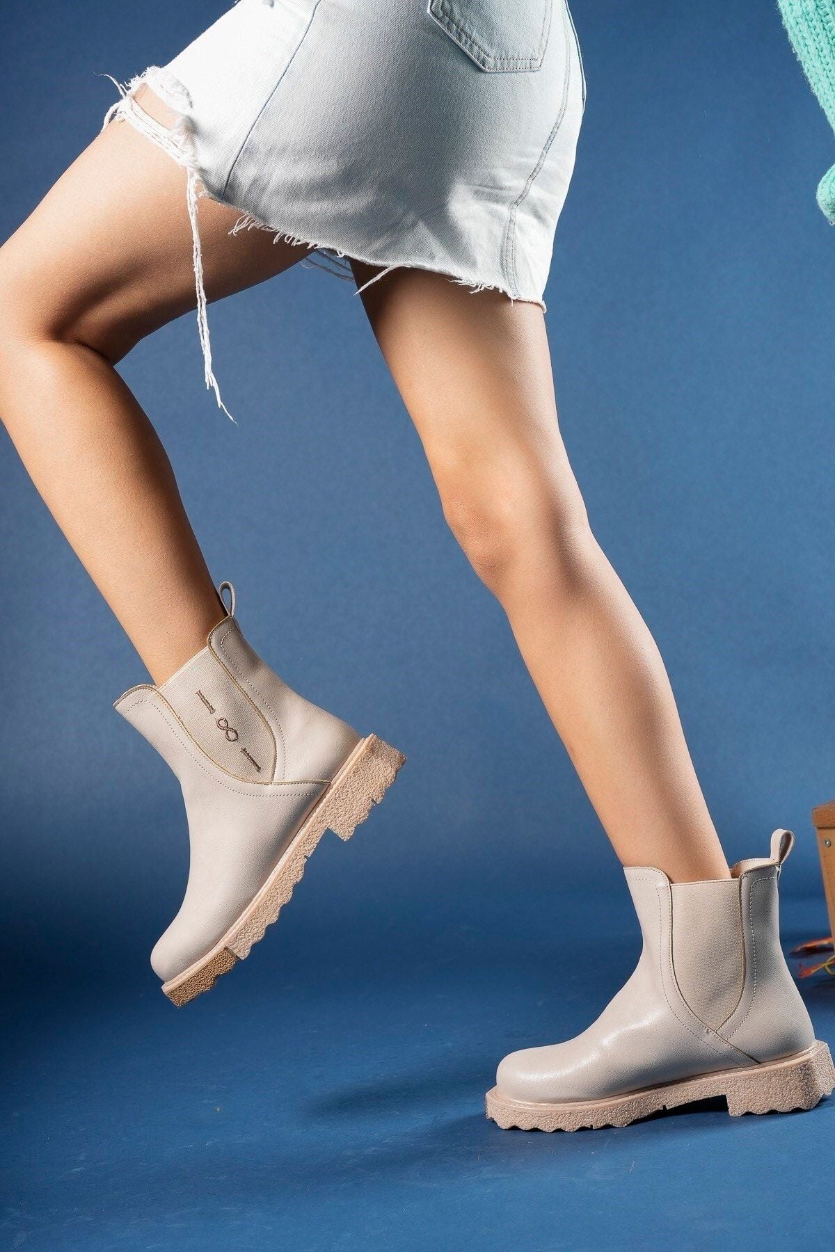Beige Skin Woman Chelsea Bot 0012935