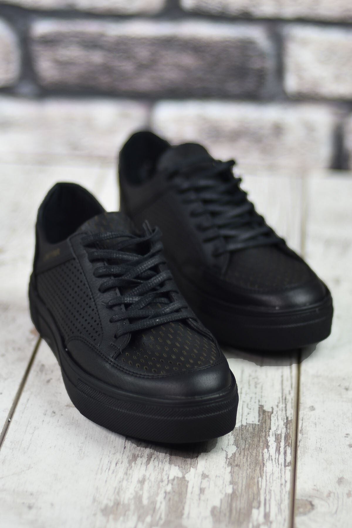 Black black male sneaker