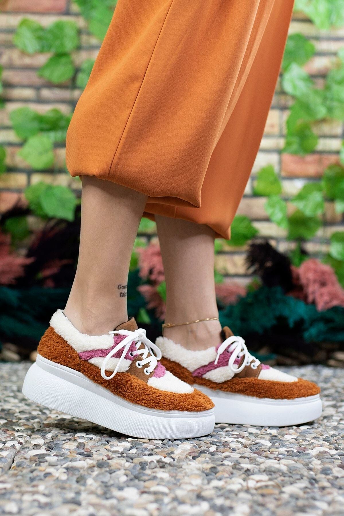 Woman Brown Hair Sneaker 0012106