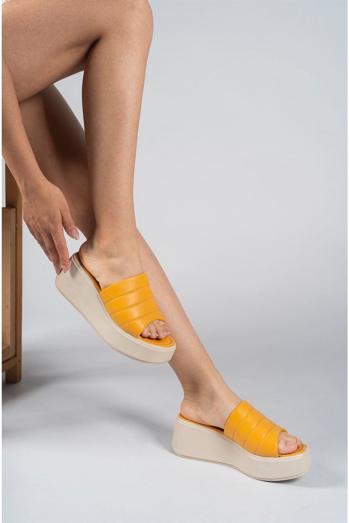 Mustard yellow woman high heeled slippers 00121806