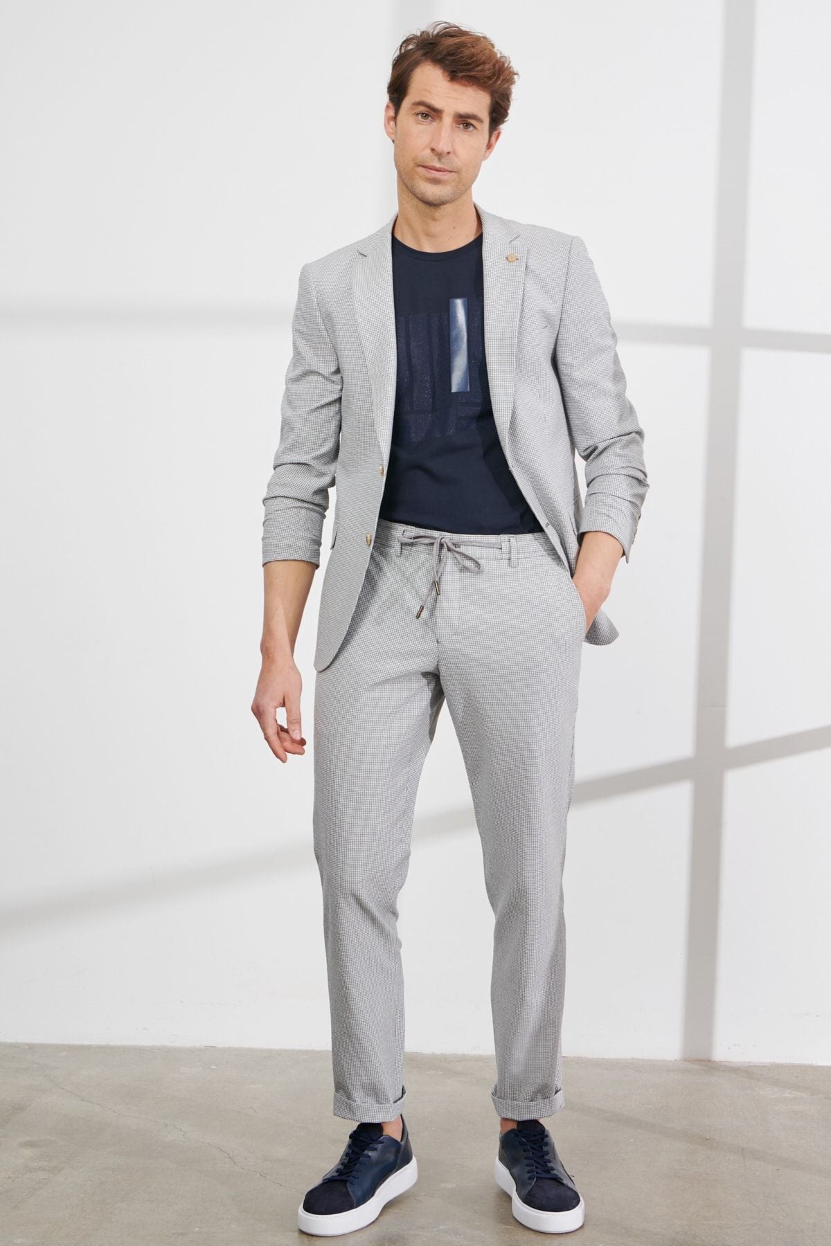 Men's gray slim fit narrow cutting mono collar wafer patterned suit suits
