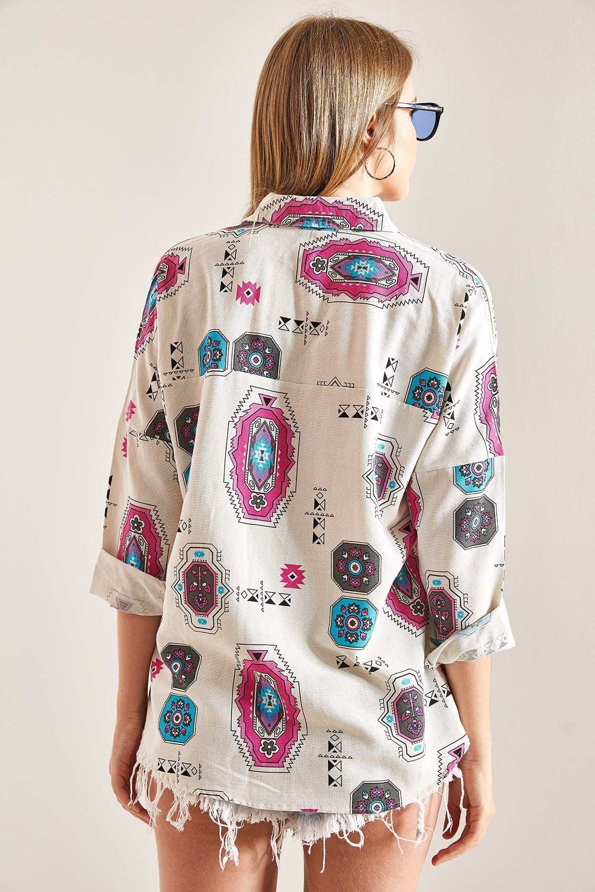 Woman Arm Folding Patterned Flax Shirt