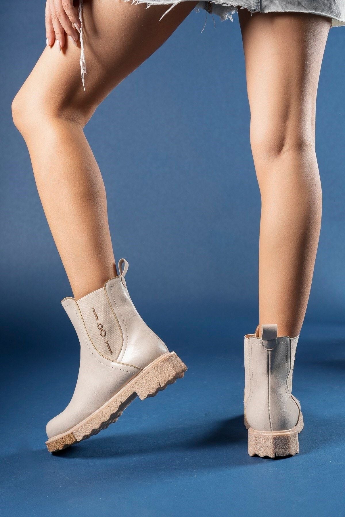 Beige Skin Woman Chelsea Bot 0012935