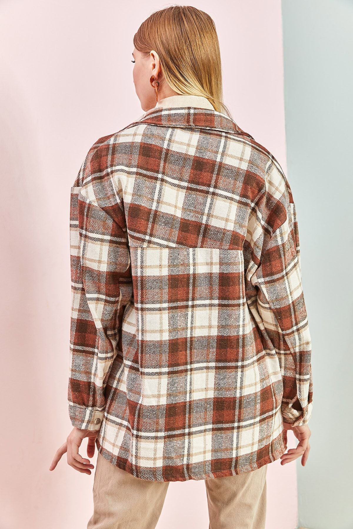 Behind the woman Rubalı plaid pattern shirt