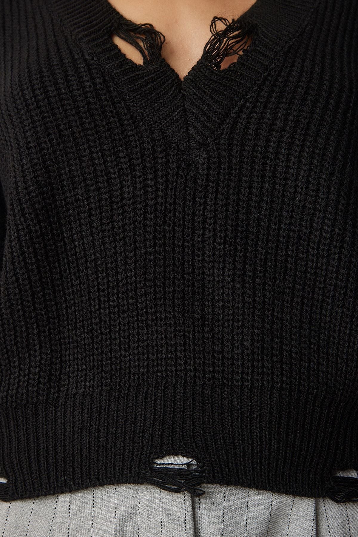 Female black tear detailed V -neck knitwear sweater PN00080